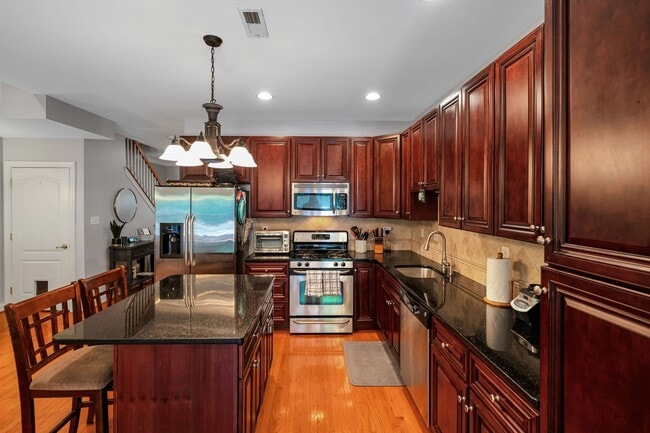 Building Photo - Beautiful 3 Bedroom Bridgeport Townhome!
