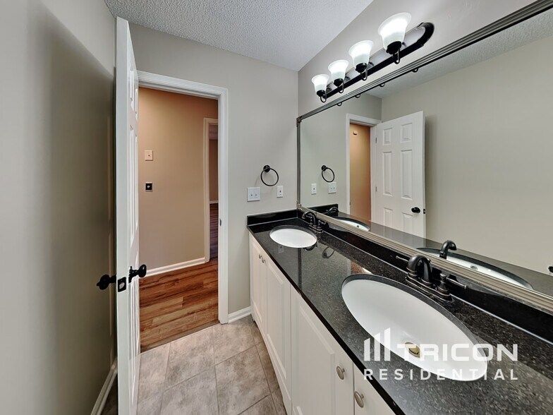 Building Photo - 703 Players Ct