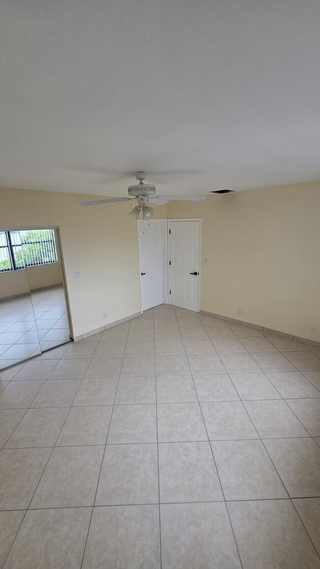 Building Photo - 105 S Riverside Dr