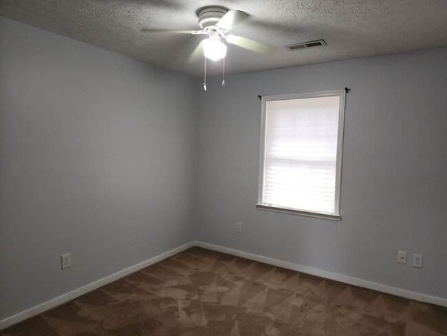 Building Photo - Spacious 3 Bedroom 2.5 Bath Home with Fenced Rear Yard!