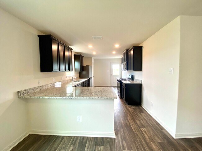Building Photo - 4 bedroom, 2 bath home in the Preserves of...