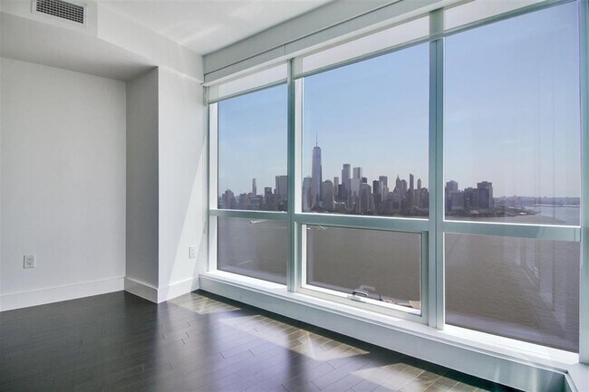 Building Photo - 77 Hudson St