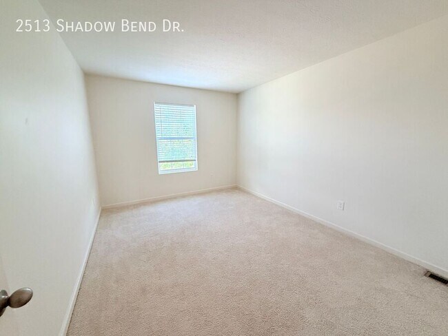 Building Photo - 2513 Shadow Bend Dr