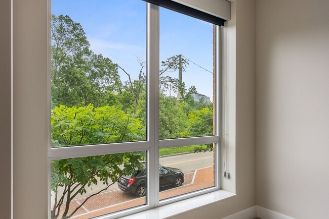 Building Photo - Luxury Condo in Dublin's Coveted Bridge Pa...