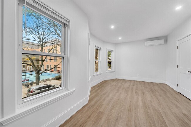 Primary Photo - 92 Willow St