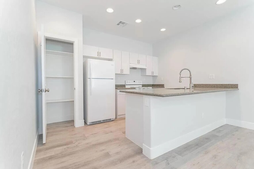 Building Photo - 1741 S Dandelion St