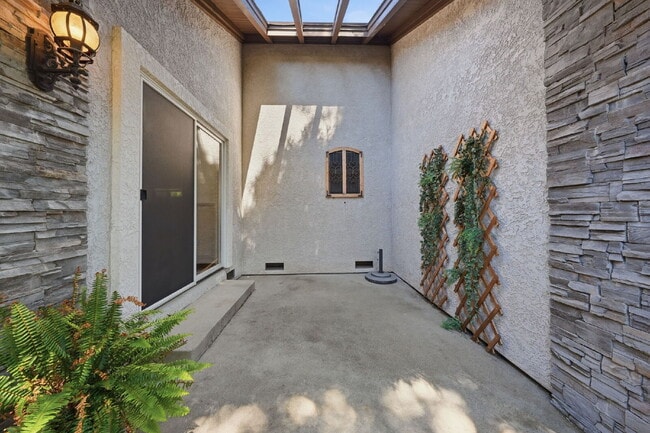 Building Photo - Beautiful Executive Level Rental on Golf Course