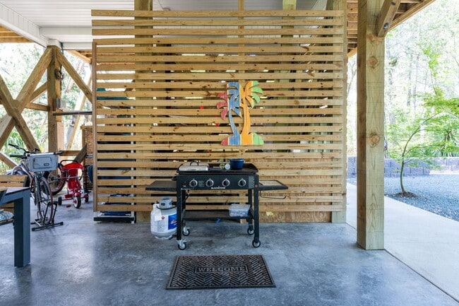 Building Photo - 211 Lewis Dr