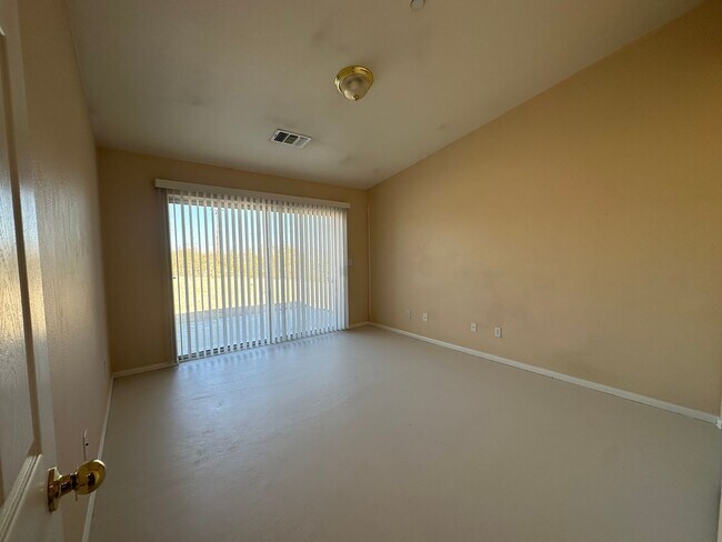 Building Photo - 4 bedrooms close to Joshua Tree National P...