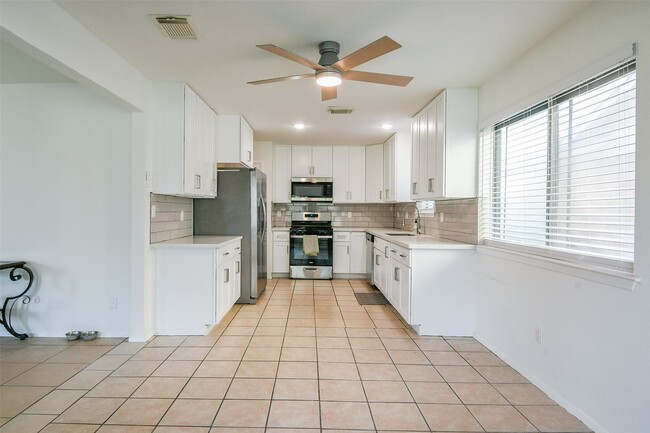 Building Photo - 5635 Greenhill Forest Dr