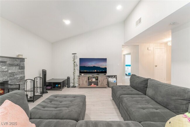 Building Photo - 3209 Kings Way