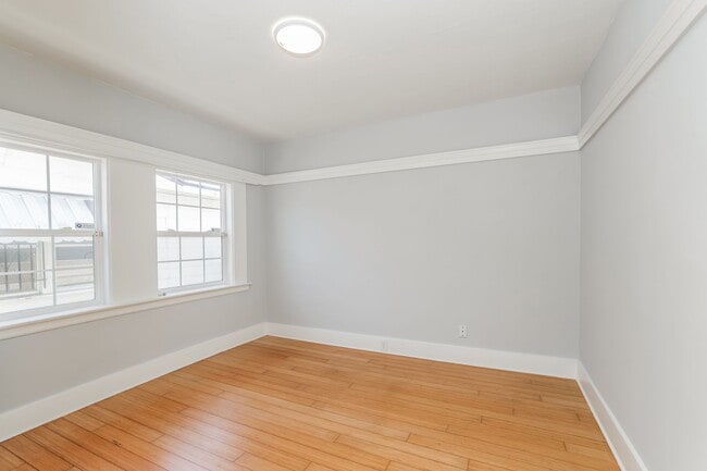 Building Photo - Beautiful 1918 Oakland Home!!