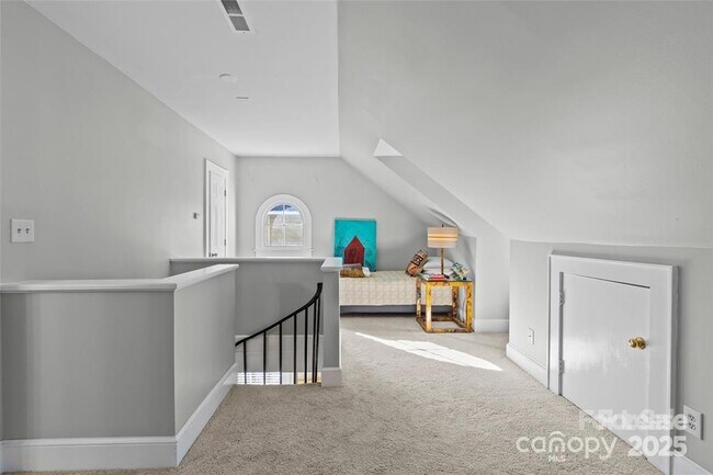 Building Photo - 609 Queens Rd