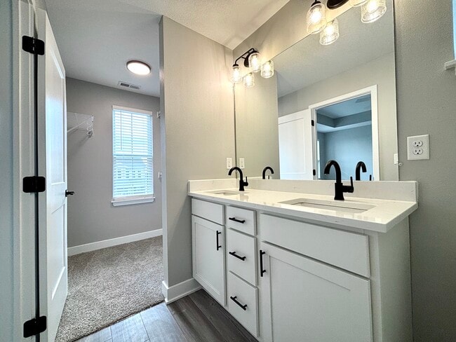 Building Photo - 1502 NE Savana Dr