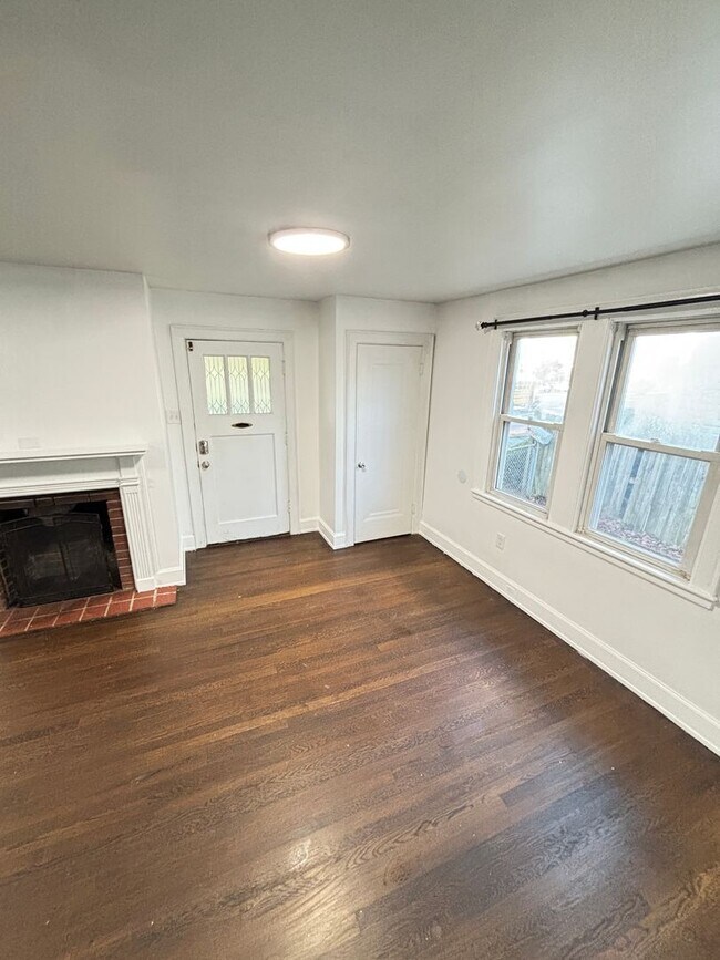 Building Photo - 409 E Washington Ave