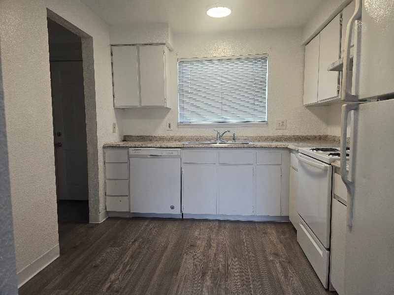 Building Photo - 1412 E 9th St