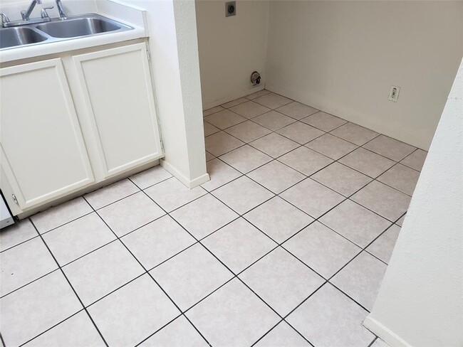 Building Photo - 2218 Katy Ln