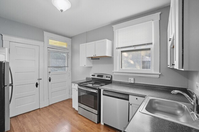 Building Photo - Emming Duplex