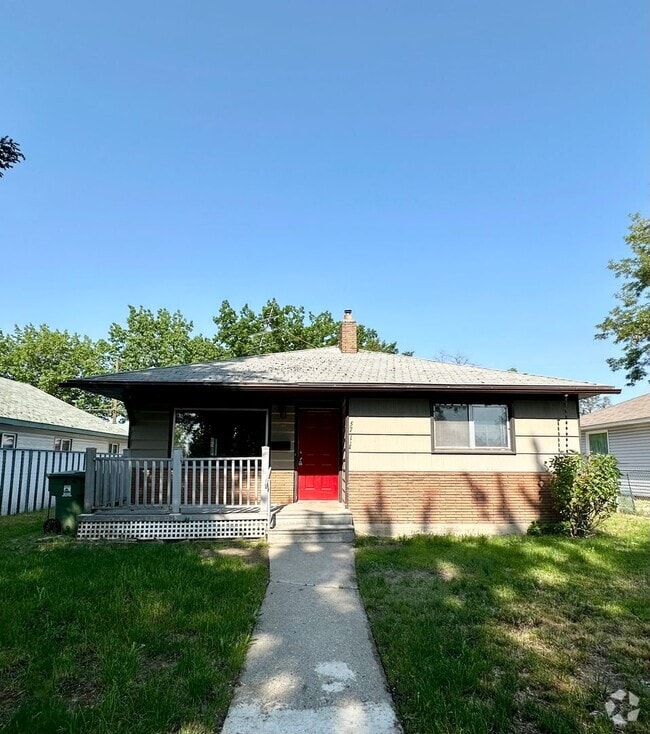 Building Photo - Spacious 3 Bedroom/1.5 Bath with a Bonus Room
