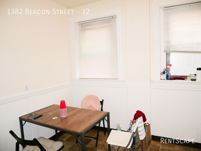 Building Photo - 1382 Beacon St