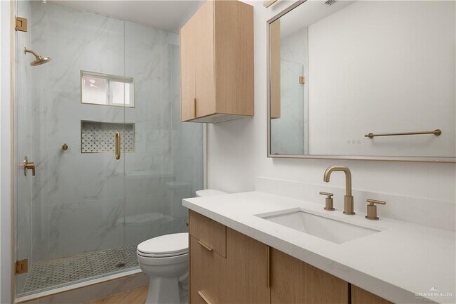 Building Photo - 17 N Revolution St