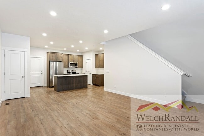 Building Photo - 3 Bedroom Townhome available in North Salt Lake!