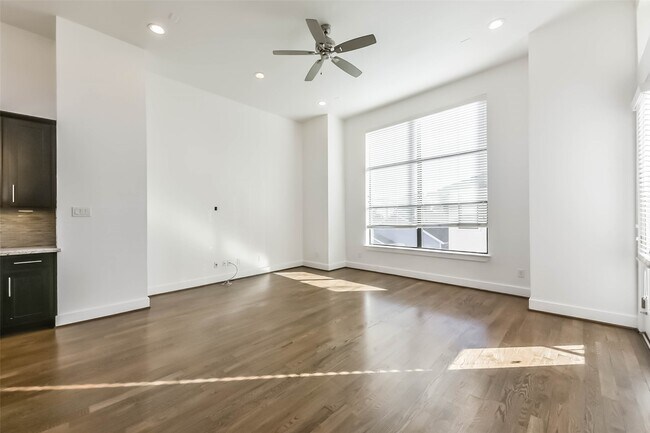 Building Photo - 1810 Thompson St