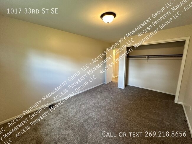 Building Photo - 1017 33rd St SE