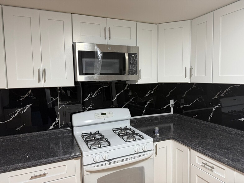 Building Photo - 330 Suter Rd