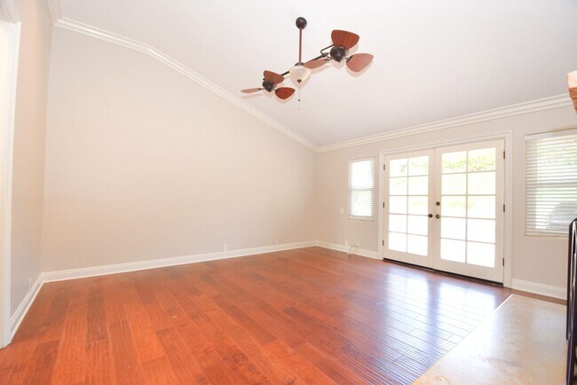 Building Photo - Elegant Camarillo Retreat in the Regency D...