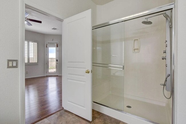Owners Walk in Shower - 3034 Constable St