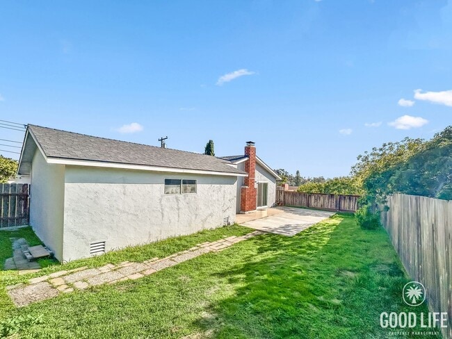 Building Photo - Beautiful 3BD/2BA with Updated Kitchen, 2-Car Detached Garage and A/C in Clairemont!