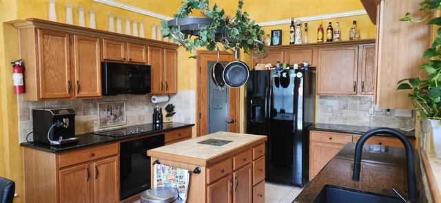 Building Photo - 809 Forest Hollow Dr