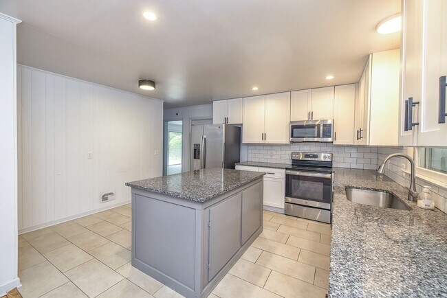 Building Photo - 9 Castlewood Dr