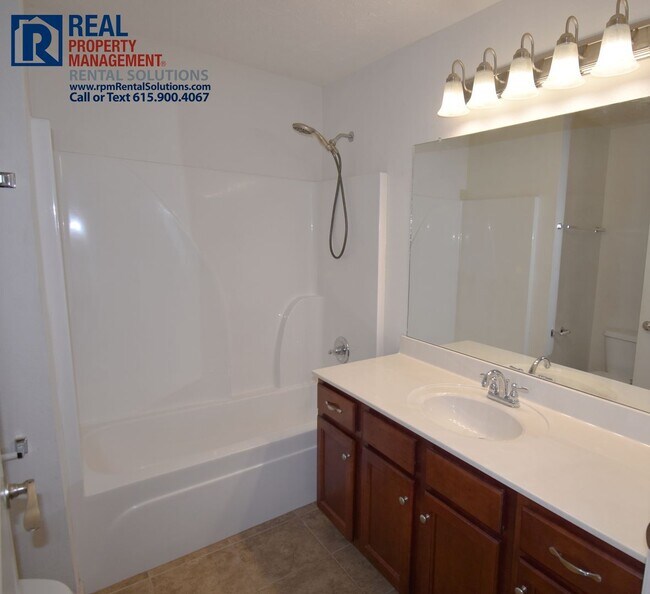 Building Photo - All one level 5bd 3ba home with attached garage!