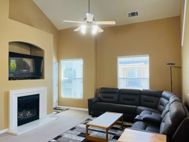 Building Photo - Beautiful Tri-Level Condominium in Gated Elk Grove Community!