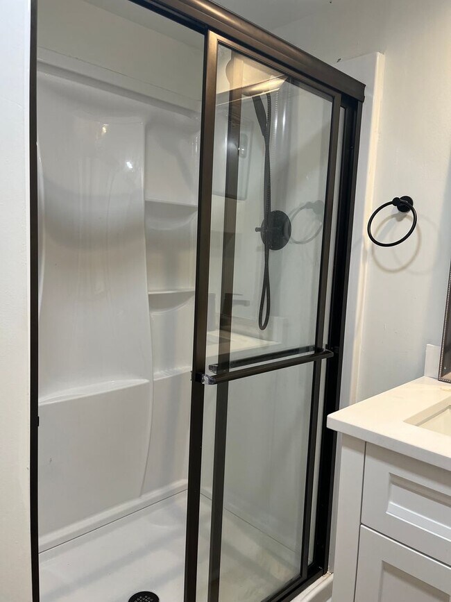Building Photo - Renovated 1 Bd/ 1 Ba Cottage w/ Loft Walki...