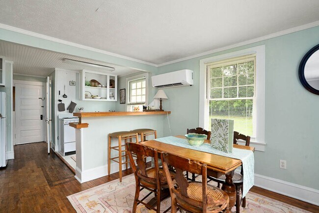 Building Photo - One Bedroom Garage Apartment in 5 Points!!