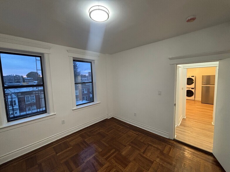 Building Photo - 160 59th St