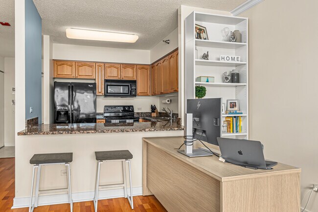 Building Photo - 512 N McClurg Ct