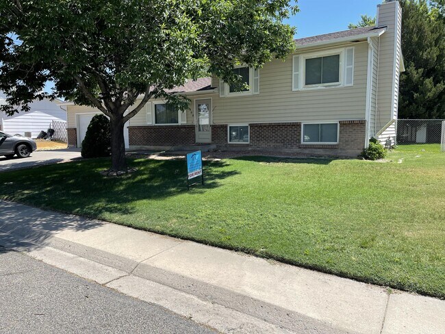 Building Photo - 488 Anjou Dr