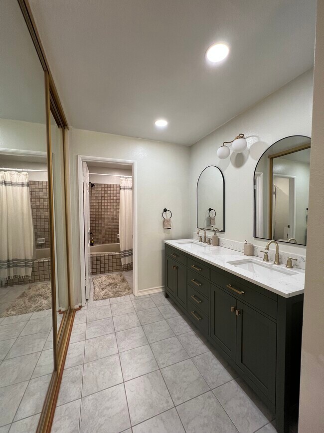 master bathroom - 511 N Jackson St