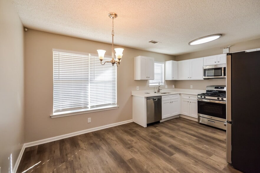 Building Photo - 608 Fieldcrest Dr