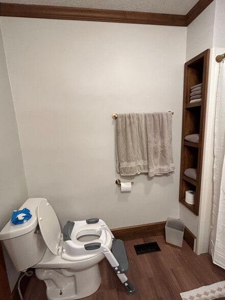 Building Photo - 713 E Elm St