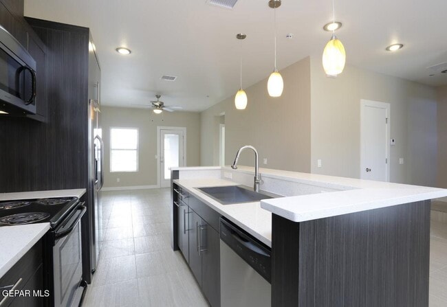 Building Photo - 410 Thorn Ave