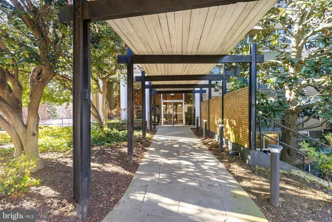 Building Photo - 2030 N Adams St