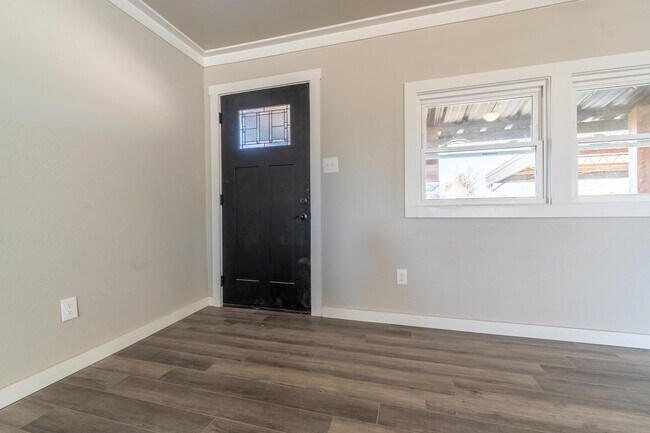 Building Photo - 1008 9th St