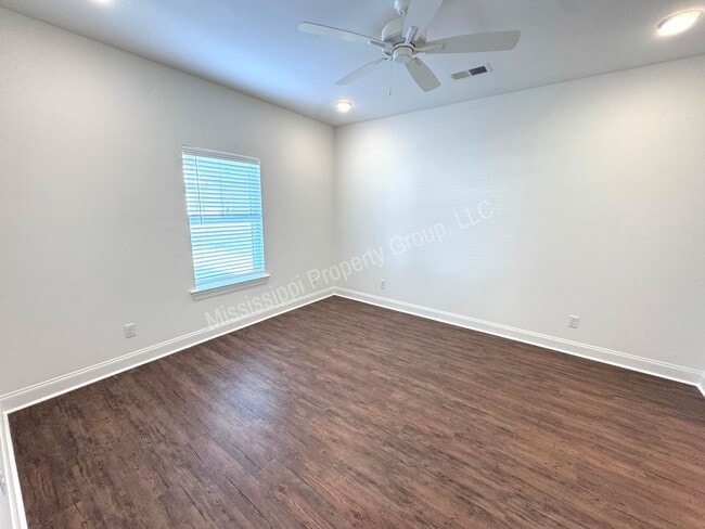 Building Photo - 3BR/3.5BA Stand Alone House in South Grove