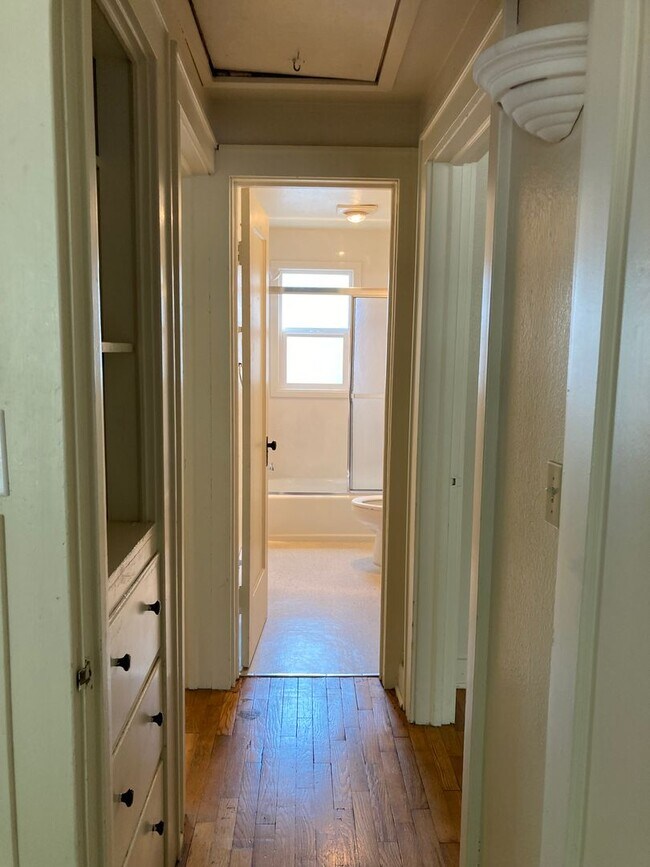 Building Photo - Campus House ~ 3 bedroom, 2 bath