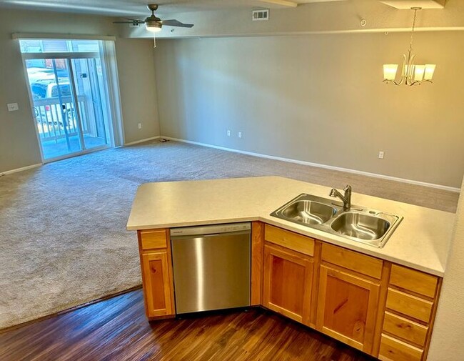 Building Photo - 2 WEEKS FREE! Spacious Townhome!